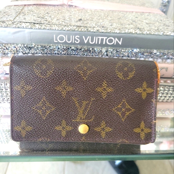 Louis Vuitton Handbags - EUC 🩷 💯 Authentic luxury Louis Vuitton zippy Wallet